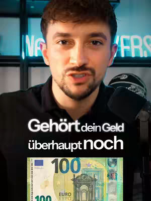 A man in a black shirt speaks directly to the camera. Below him, there's an image of a 100 Euro bill, while the background is blurred and includes a lit-up sign.