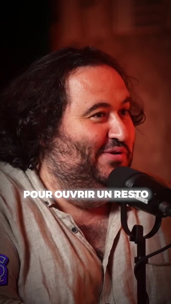 The cover image features a man with dark curly hair and a beard, speaking into a microphone. The upper portion of the shot is blurred, and the background appears to be warm-toned. Text overlayed on the image reads, "POUR OUVRIR UN RESTO."