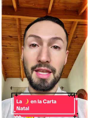 A man with a beard and short brown hair is centered in the frame, the background features a wooden ceiling. A red rectangular text box at the bottom reads 'La 🌙 en la Carta Natal' over a white background at the bottom of the frame.