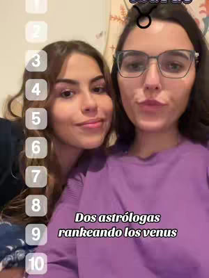 Two young women are posing for a selfie-style image. The woman on the right wears glasses and the other has long hair. They are positioned in front of a light background. Text overlay reads: 'Dos astrólogas rankeando los venus'. A list of numbers are on the left.