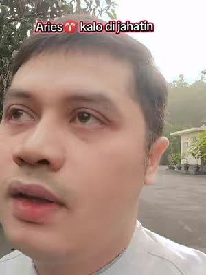 The image contains a person against a blurred outdoor background. A text overlay at the top right corner reads in red and white.