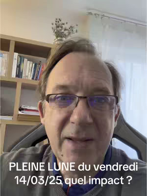 A middle-aged man with glasses is centered in the frame, set against the background of a home interior with a bookshelf. The foreground features the man looking directly. The video overlay has the text "PLRINE LUNE du vendredi 14/03/25 quel impact ?" in white font.