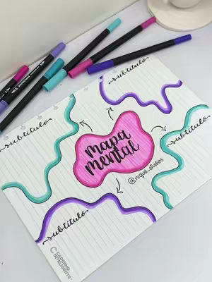 A top-down image showcases a mind map drawn on a notebook page, with colorful markers creatively arranged around it. The mind map's central idea, "Mapa Mental", is highlighted in a pink bubble, with curved lines and the subtitle "subtitulo". The composition has a clean, organized look, accented by a few multi-colored pens.