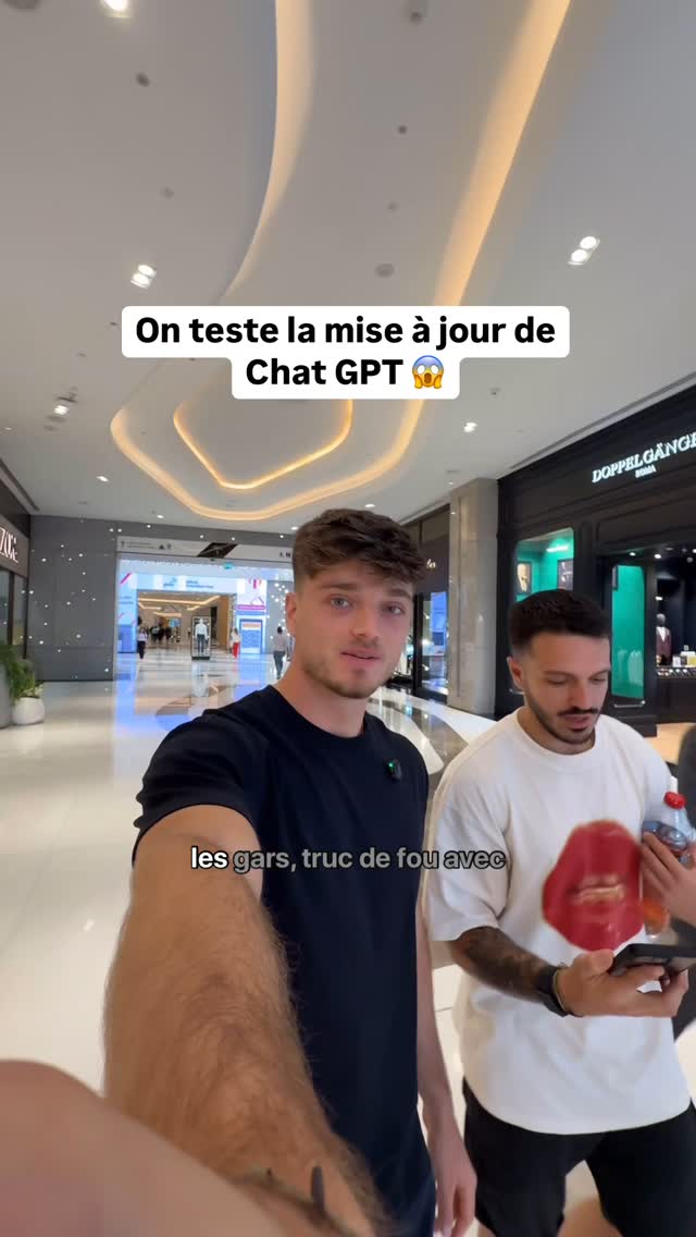 The image shows two young men in a brightly lit mall. The main focus is on the man on the left, who is facing forward and speaking. The man on the right is partially visible, holding a phone and a water bottle. Text overlays at the top state "On teste la mise à jour de Chat GPT" and at the bottom: "les gars, truc de fou avec".