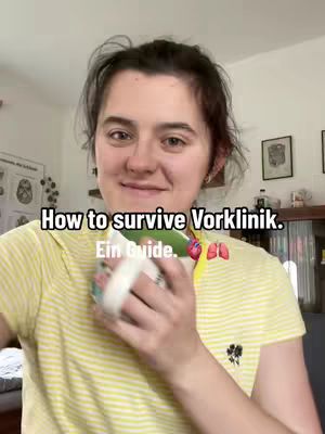 A woman in a yellow striped shirt is holding a mug with a design, looking towards the camera with a friendly expression. Text overlays state the video title and a guide.