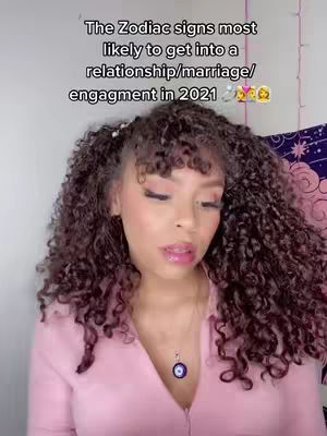 A woman with curly hair and pink lipstick facing the camera. Text overlayed at the top. The image appears to be from a video due to its dimensions and aspect ratio.