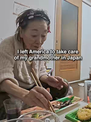 An elderly woman eating at a table in a Japanese-style room, holding chopsticks. Text overlay at the bottom describes the situation.