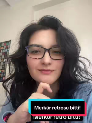 A woman with dark hair and glasses is the central figure against a blurred background. She is looking at the camera with a slight smile and her index finger is touching her chin,. A text overlay in a rectangular box at the bottom reads, Merkur retrosu bitti! in white text against a black and turquoise background.