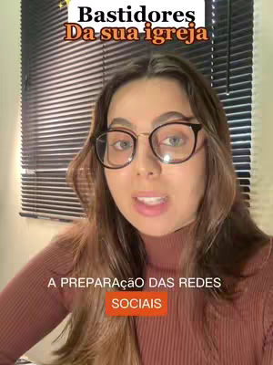 A woman wearing glasses is speaking in front of a window with blinds. Text overlays say "Bastidores Da sua igreja", "A PREPARAÇÃO DAS REDES SOCIAIS", and "SOCIAIS".