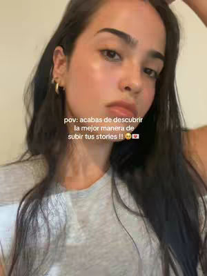 The image features a close-up of a young woman’s face. She has dark hair, and slightly tilted head. The background seems neutral. Text is overlaid on the image is white, it reads in Spanish.