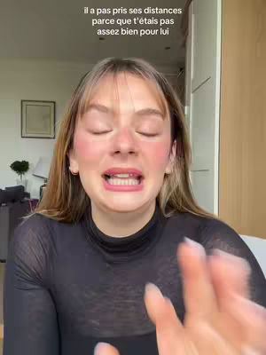 The cover image features a close-up of a woman's face expressing distress. She has light brown hair and is wearing a black top. The background is slightly blurred, showing an interior setting. Overlayed text in French appears at the top of the image.