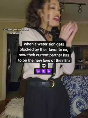 The image shows a woman in a room speaking while making hand gestures. Text layers are displayed on the screen, and astrological signs are also included. The woman appears to be discussing water signs and relationships.