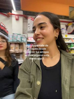 The cover image shows a smiling young woman in a store, with another woman in the background. The text overlay is in Spanish and mentions an app called 'YOPE'.