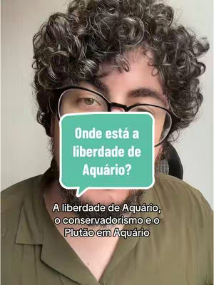 A man with curly hair wearing glasses is centered in the frame. A speech bubble with the text 'Onde está a liberdade de Aquário?' overlays his face. Below the speech bubble, text describes the video's content: 'A liberdade de Aquário, o conservadorismo e o Plutão em Aquário'