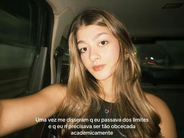 The cover image presents a selfie of a light-skinned woman inside a car, presumably taken at night. She has long, light brown hair and is wearing a black top with a necklace. Soft lighting highlights her features. Text overlayed on the image reads in Portuguese below the woman's chin.