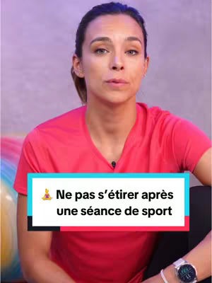 A woman with her hair pulled back is centered, wearing a pink short-sleeved shirt. The background has blurred hues of purple and possibly other colors. A text overlay in a black box at the bottom states, 'Ne pas s'étirer après une séance de sport'.