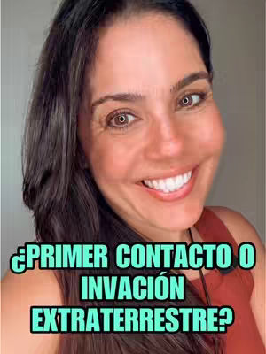 A selfie-style image of a woman smiling and looking at the camera. Text overlayed in a bold, turquoise font asks, "¿PRIMER CONTACTO O INVASIÓN EXTRATERRESTRE?"