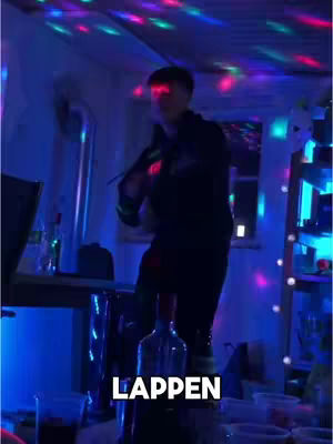 A man is dancing in a room with colorful disco lights. The word LAPPE appears at the bottom of the screen, overlaid in white.