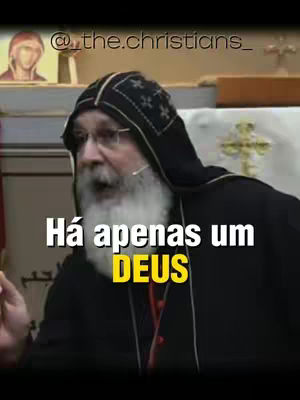 An older man with a white beard and glasses is speaking in front of an audience. The image has a text overlay that says 'Há apenas um DEUS' in white letters with the word 'DEUS' in yellow.