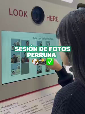 A woman is interacting with a photo booth screen. The screen displays various photos, with the text 'Sesión de fotos perruna' (Dog photo session) overlaid in large, green text. The woman's arm and profile are visible, and she's positioned to the right of the frame.