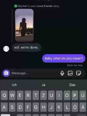 The image shows a smartphone screen displaying a text message conversation. The background is dark, and the layout includes a chat bubble from the sender, and a reply bubble in purple from the recipient. A photo is embedded within the sender's message, showing a silhouetted figure on a beach. The bottom of the screen shows a German keyboard.