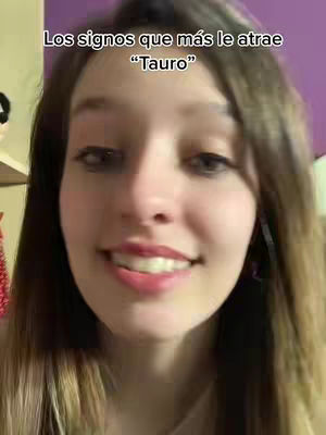 A young woman with long brown hair is centered, smiling at the camera. Text overlayed at the top says, “Los signos que más le atrae ‘Tauro’”. The background is blurred.