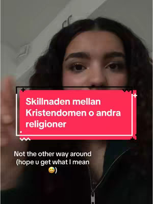 A woman with dark hair is centered in the frame. Behind her is a light-colored wall, and the upper portion of her body up to her shoulders is visible. She wears a dark-colored garment and the background seems to be an indoor setting. A red, rectangular overlay with white borders covers part of the image, displaying text in Swedish.