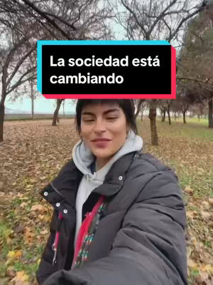 A selfie-style shot featuring a woman standing in a park with trees in the background and text that says La sociedad está cambiando.