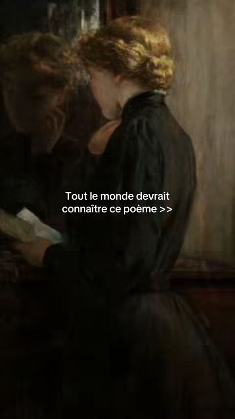 An artistic, vintage-style image shows a woman from the back, slightly turned towards a mirror. She is dressed in a long, dark gown. The background is a blurred, dark interior space with the text "Tout le monde devrait connaître ce poème >>" overlaid.