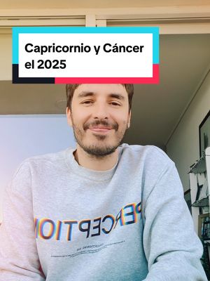 A man with a small beard and a grey sweatshirt poses, smiling. A text box at the top contains text in Spanish.