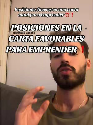 A man with a beard looks at the camera, with text overlays in a casual interior setting. He is wearing a grey shirt. The overlay at the top says: "Posiciones fuertes en una carta natal para emprender!" and below: "POSICIONES EN LA... distintas casas! ... CARTA FAVORABLES PARA EMPRENDER!"