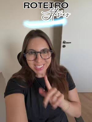 A woman with brown hair and glasses is smiling and pointing her finger upward, set against a blurred background with a white door. Text overlays at the top read 'ROTEIROStories', with neon-blue glow.