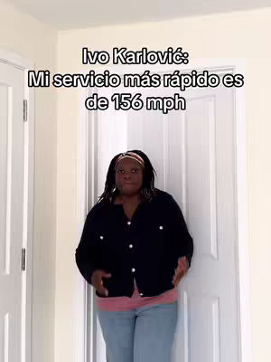 A woman stands indoors in front of a white door, dressed in a black jacket, pink top, and jeans. Text in Spanish is overlaid at the top.