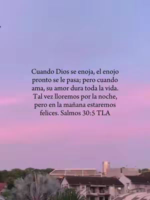 The cover image features a gradient sky transitioning from purple to pink, above the silhouette of buildings. The text, centered on the image, displays a Bible verse in Spanish.
