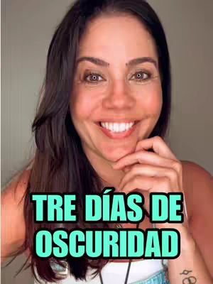 A woman with long brown hair smiles at the camera, resting her chin on her right hand. The text overlay "TRE DÍAS DE OSCURIDAD" is placed in a bright green rectangle below her face.