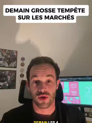 A man with a slightly open mouth, looking directly at the viewer, with a concerned expression. Above his head is a white rectangular text overlay that says 'DEMAIN GROSSE TEMPÊTE SUR LES MARCHÉS'. Behind the man are objects, a framed picture and computer screens.