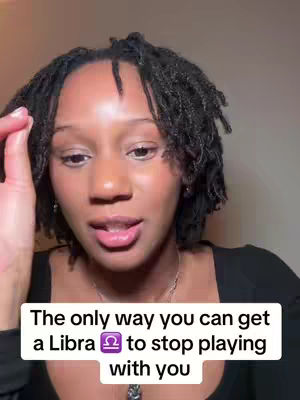 A close-up shot of a woman with dark, textured hair, dressed in a black top, looking towards the camera with a serious expression. A text box at the bottom contains text related to Libras.