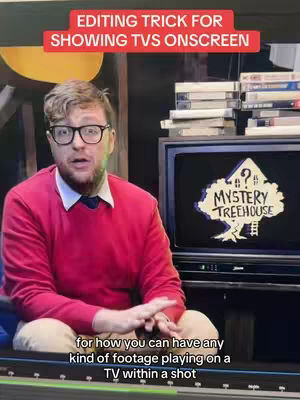 A man with glasses sits in front of a TV screen displaying an image. Behind the man is a wall with abstract art and stacks of media. Text overlay indicates the video is an editing tutorial.