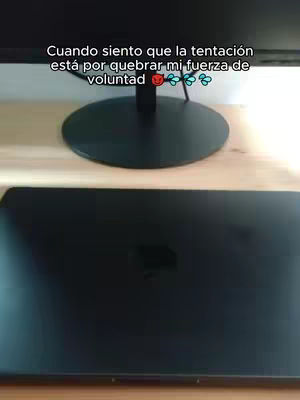 The image shows a laptop and a monitor on a wooden surface. Above them, text is overlaid.