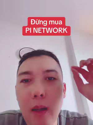 A selfie-style video cover featuring a man, framed from the chest up. He's looking and talking directly at the camera. Above him is a red rectangle with white text that says “Đừng mua” and below it “PI NETWORK”. The background is a plain white wall.
