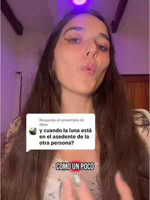 The cover image features a woman with long brown hair, lit by a purple overhead light. She is making a kissing face. A white box with text is overlaid on her. Below the text box is the phrase "COMO UN POCO".