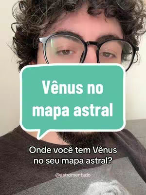 A selfie-style image features a man with curly hair and glasses. A speech bubble in the center reads "Vênus no mapa astral" in large, bold white letters. Below this, text reads "Onde você tem Vênus no seu mapa astral?" followed by the Instagram handle "@astromementado."