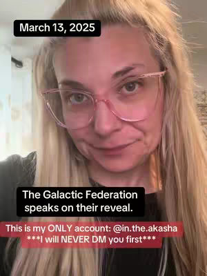 A medium shot shows a woman facing the camera with a contemplative expression. She has long, light blonde hair, styled with some volume. She wears pink-rimmed glasses. There's text overlays at the top and bottom of her face, indicating the date, the topic and a warning.
