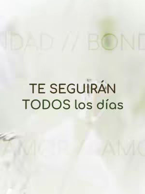 The image features a soft, blurred background with the words "TE SEGUIRÁN" (THEY WILL FOLLOW YOU) and "TODOS los días" (EVERY day) in clear, dark letters. The words "DAD // BOND" and "AMOR Y AMOR" are written blurry in the top and bottom.