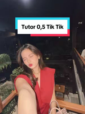 A woman is shown taking a selfie on a wooden railing, looking at the camera with red lipstick and a red top. The background is a dark outdoor setting with foliage, and a text overlay reads "Tutor 0,5 Tik Tik." A light pink purse is held in the hand near the camera.