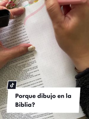 The cover image shows a close-up view of a person's hands as they are actively journaling. The hands are holding a pink pen, and using it to make marks on a page that is clearly from a Bible. At the bottom of the image is a text overlay with the question: 'Porque dibujo en la Biblia?'