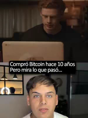 The image is split into two sections. The top half shows a man sitting in front of a screen with a laptop. The bottom half features another man looking directly at the camera. A text bar overlays the bottom part, containing text in Spanish.