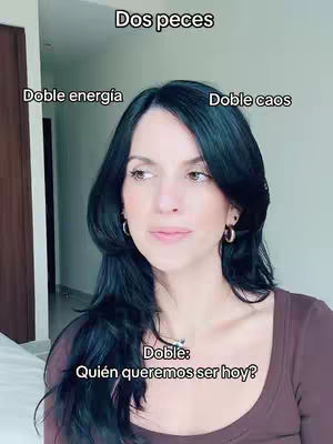 The cover features a woman with long, dark hair and a serious expression. Text overlays read 'Dos peces,' 'Doble energía,' 'Doble caos,' and 'Doble: Quién queremos ser hoy?'