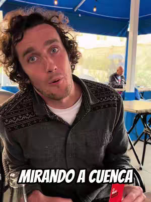 A man with curly hair and a gray shirt looks directly at the camera with a surprised expression. White text that says "MIRANDO A CUENCA" is overlaid at the bottom.