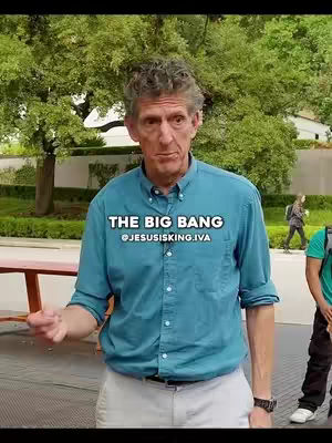 A man in a blue shirt is standing in front of a green background with text overlayed.